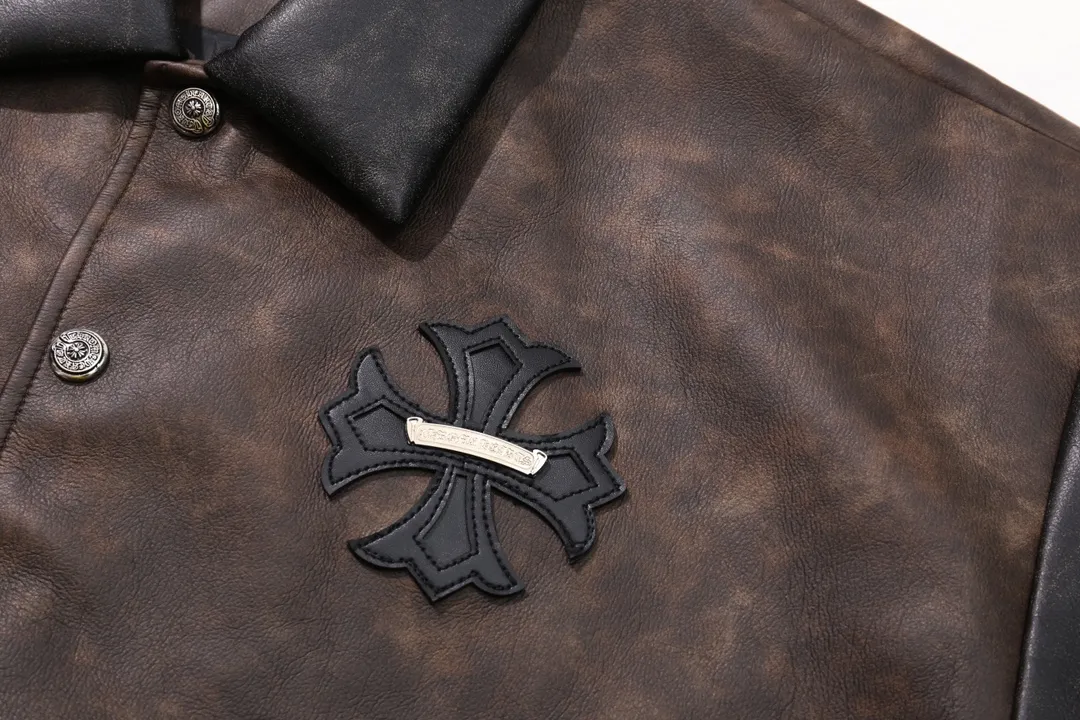 P390 Model No. Y624 Chromehearts/Chromehearts full leather spliced ​​baseball jacket. Channel boutique. The most popular baseball jacket for trendy men and trendy women. There are versions at all levels in the market (you must compare the details). The most powerful quality control has been producing and researching baseball uniforms for 7 years. The details are exquisite. With it, you are the most beautiful boy in the world. The paint-coated full-face four-button buckle (button with LOGO), the average weight of the fabric is nearly 900 grams, and it is made of wool + eyeliner blended, custom-woven and dyed wool with high color fastness. The lining is made of silky and delicate cupro fiber! The texture is thick, the color is more uniform and beautiful, and the sharp edges and corners are full of three-dimensionality, showing laziness, casualness, and youthful vitality! size：M-XXL